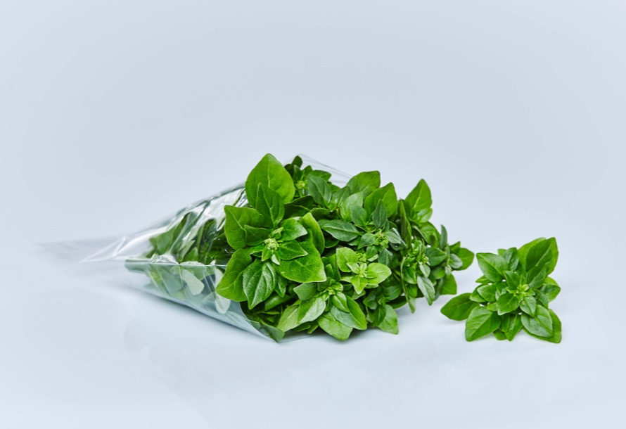 Euroloch Beutel Beutel mit frischer Minze und Euroloch-Aufhängung als Beispiel für flexible Verpackungen